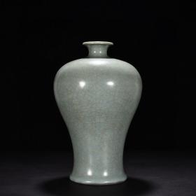 宋官窑青瓷梅瓶
高31厘米 宽20厘米