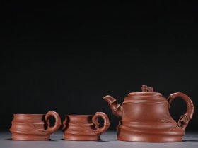 周桂珍款 紫砂竹纹茶壶茶杯一套。 规格：壶高10cm 长16.3cm 杯高4.6cm