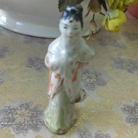 侍女瓷摆件（高10.5）