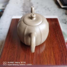 紫玉堂  蒋芳仙系国家级工艺美术师手工制作《梵香壶》此壶容量为200毫升。小巧玲珑见精神，卓尔不凡系此身。