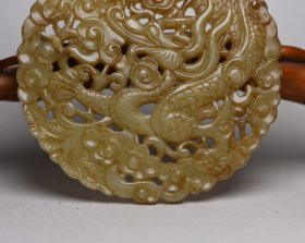 和田玉龙牌 规格: 8.3×8.3×0.8厘米 重 93克。 玉质温润细腻，沁色自然，刀功老道，皮壳包浆一流，雕刻生动，线条流畅，品相完美！