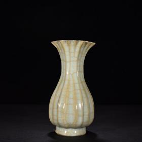 宋官窑青瓷刮棱花口瓶 24.5x 12