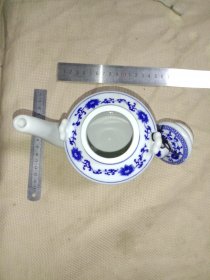 景德镇制:陶瓷青花开光 …花开富贵茶壶(壶底面印有景德镇制印章，详看如图 下单慎重介意勿拍)具有 收藏实用价值。