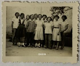 【老照片】约1950年代上海地区师生小型合影照-- 旧照系华东师大校友邱德花旧藏，照片中的师生应为华东师大大学的老师和学生（自鉴）.