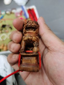黄花梨狮子(形很好，精致)