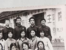 60年代十几个帅哥美女佩戴毛主席像章合影照片1.“敬祝毛主席……”2.“无线忠于伟大领袖毛主席”3.“……革命委员会”4.小小一间房标语无数