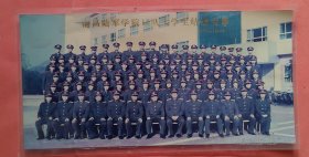 《怀旧合影照片》南昌陆军学院17大队大学生结业合影2001/12/25（照片背面有留影人姓名）