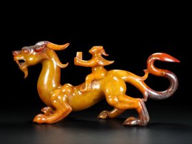 精品和田玉，玉兽，玉质细腻，包浆厚重，沁色入骨，雕工精细，局部带有红沁，品相完美，细节如图，长31宽8.5高15厘米，重1801克