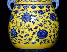 清乾隆黄釉青花缠枝花卉纹双耳尊，高33×25厘米