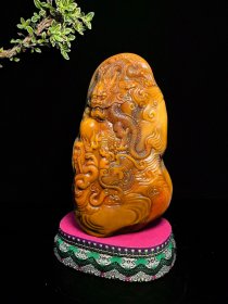 回流珍品，寿山石极品三彩田黄印章摆件 大清著名雕刻家【吴昌硕】之藏品 取材上乘寿山三色田黄石，色泽鲜艳饱满，机理细腻油润，质地纯净透通，工艺精湛一流，黄田似金，红田似血，白田似银，三色田黄天然浑为一体，祥龙威武霸气，栩栩如生，包浆醇厚自然，实属收藏观赏珍品 【品名】天降祥瑞，龙行天下 【尺寸】高19.2×宽12 【重量】1960