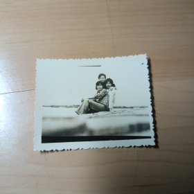 老照片–80年代三个女孩在江边留影（左边女孩穿格子衬衫）