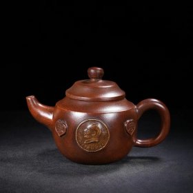 品名：文革壶. 底款：徐汉棠 尺寸,：,18/12cm 容量：450cc 紫砂分类：原矿底槽清 底款介绍：徐汉棠，1932年5月11日出生于江苏宜兴，中国工艺美术大师，荣获“中国工艺美术终身成就奖”，是中国紫砂界唯一获此殊荣者。 1948年初中毕业后即跟随父母学艺，1952年拜当代紫砂泰斗顾景舟为师