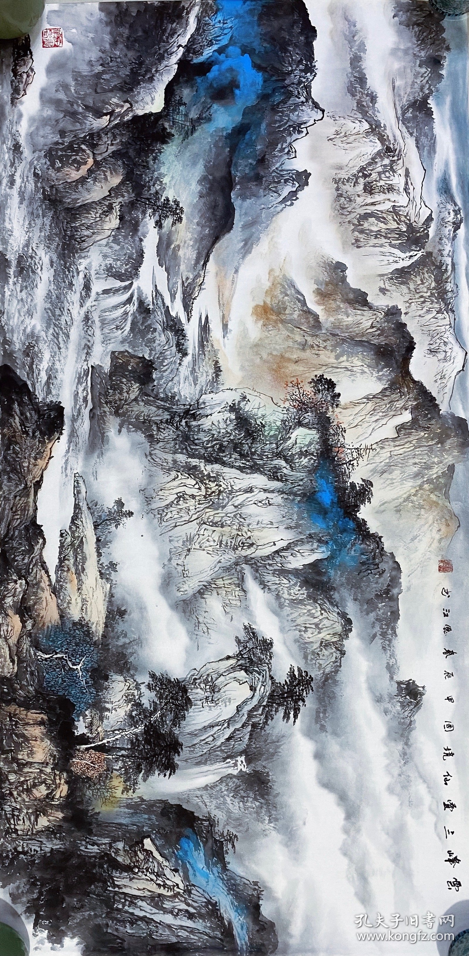 山水画，云峰三叠仙境图，浅绛风格，很有意境，写意画法，皴法点染，纯手绘作品，可以让老师合影，假一赔万，都是本人精心收藏的，支持第三方鉴定，吉林省美协理事苏凤江老师本人真人真迹纯手绘的原创大作，实际画的比照片拍出来要漂亮的多，笔法苍劲有力，浓淡干湿焦，行云流水。尺寸1.38米×70公分的，四尺整张的，家里客厅，沙发背景墙，书房，茶室，办公室都可悬挂，非常大气，整个构图很有味道。装裱后效果非常棒。