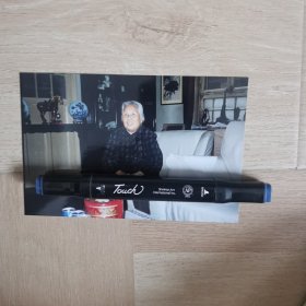 朱霖 女士 在家中照片一张。