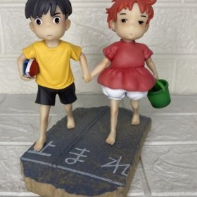 宫崎骏《悬崖上的金鱼姬》波妞和宗介手办 人物高16cm，重0.43kg左右 场景底座做工精致，人物造型还原度高，适合收藏摆放，送礼都很不错。