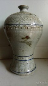仙鹤云纹剔花梅瓶，高27cm，高丽古瓷中的极品，梅瓶中的典范。做工精细，剔花精美，开片广泛，包浆莹润，胎体干老。火石红自然，铁锈斑老旧。底足有款不认识。此器与朝鲜邮票中的国宝瓷器风格相似，是难得一遇的高丽古瓷精品。