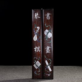 小叶紫檀镶嵌贝壳琴棋书画镇尺压纸一对。 长32厘米宽5.5厘米厚4厘米重量1194克。