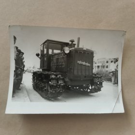 新华社稿黑白照片第3133号1958年第一拖拉机厂边建设边生产《东方红牌拖拉机诞生》