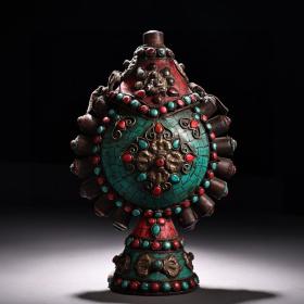 珍藏 西藏收纯铜藏传工艺镶嵌宝石鼻烟壶
工艺精湛   造型独特别致
重870克  高25厘米   宽15.5厘米