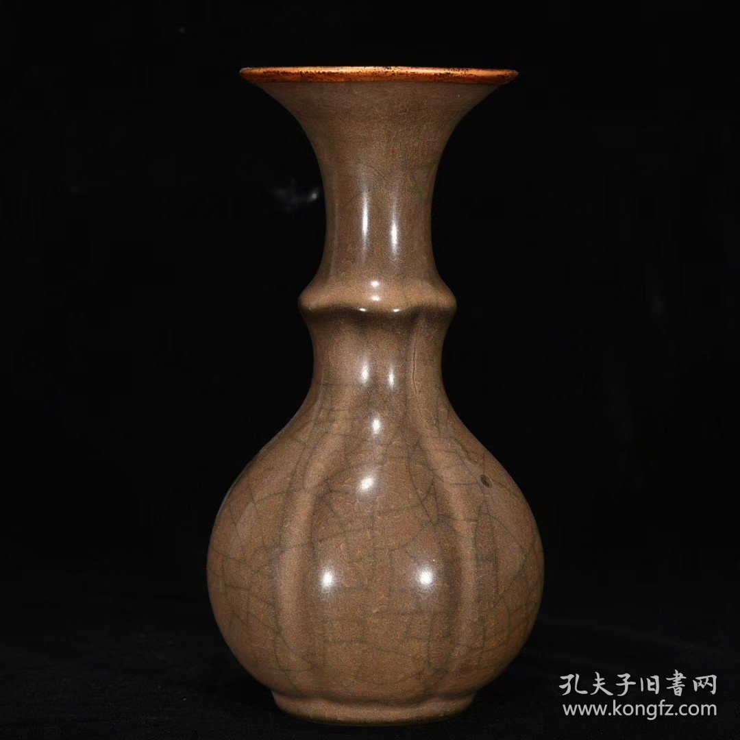 宋哥窑包口瓶，高19厘米，直径10厘米，