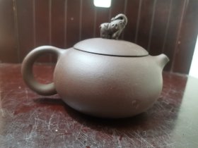 早期朱泥中国宜兴顾国强款紫砂壶一个（盖微磕）