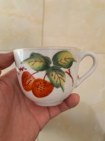 民国时期的一件水果题材的茶杯，画的绿叶草莓，瓷质好完整全品