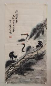 h.1402h 梁邦楚，已故著名画家，历任中央工艺美术学院（现清华大学美术学院）河北艺术师范学院（现天津美术学院）、江西文艺学院教授，中国美术家协会江西分会副主席、江西省书画院顾问，该作品为七十年代《松鹤延年》尺寸为100x52.5