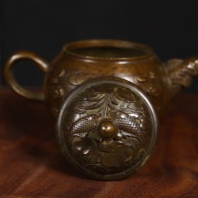 铜年年有余酒壶  摆件，品相如图
耳距：12.5厘米 口径：5.4厘米高：9厘米 重约：340克