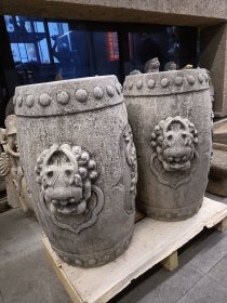 精美老石鼓花几一对， 四面均有高浮雕纹饰，青石材质，花几面径约30厘米，腰身最宽处直径约45厘米，高约59厘米，总重约400公斤左右，保存完好。