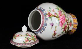 大清乾隆年制 粉彩蝶恋花将军罐 高27厘米 直径16厘米