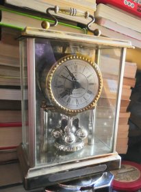 老的北极星牌石英座钟，长15厘米，宽10厘米，高20厘米。品相如图，完好，因为电池仓生锈了，所以不走时了，按配件出，十分怀旧