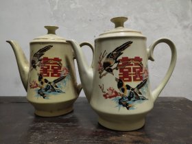 老茶壶 喜上眉梢老茶壶 七八十年代老茶壶 老茶具 老杂件 品相如图，无磕碰，几十年的老茶壶，旧物售出非假不退。