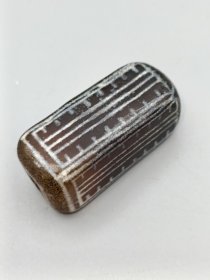 藏传千年老西亚古珠，法器线珠图腾，方形天珠，玉化通透，皮壳包浆油润，满风化，孔道压缩痕清晰，详细看图。