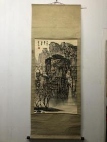 侯德昌，1934年生于河南辉县孟庄，他自幼酷爱书画。1956年考入原中央工艺美术学院陶瓷美术设计专业，1961年毕业并留校任教，上世纪70年代后期任教国画山水课并潜心创作研究山水画。1998年9月8日被聘任为中央文史研究馆馆员。