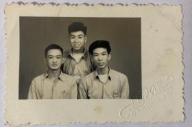 【老照片】约1960年代初期三个男子小型合影照（可见照相馆钢印）