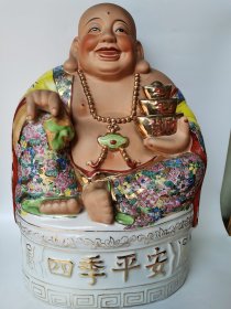 大件瓷塑弥勒佛，七八十年代手工彩绘描金，四季平安、年年发财佛，开脸祥和逼真，富态、喜庆，高58，宽38，厚26.5厘米，全品完整，端庄大气，发物流运费再议！