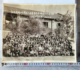 1966年 江西省建二处学习毛主席著作积极分子代表大会合影！人们手里全都拿着毛泽东选集...时代色彩浓厚，老照片 特大尺寸:32cm×24cm 高端大气上档次...开馆必备！