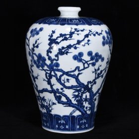 明青花松竹梅纹梅瓶，高29.5厘米，直径21厘米.