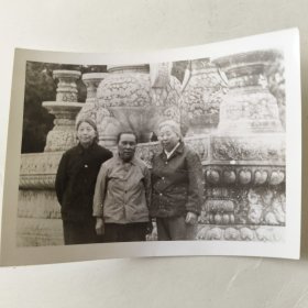 三位老人在景区古建筑前留影照片