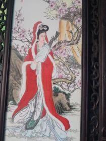 昭君出塞，贵妃醉酒，西施浣纱 貂蝉拜月，古代四大美女瓷板画，年代未知，保真瓷不包年代。纯手绘，非印刷品。个头大，不包邮，运费到付，估计运费挺贵的。谨慎下单，售出不退。

纯实木框子，框子是老木工工艺，不是那些粗制滥造的东西，画工和框子工艺都很讲究