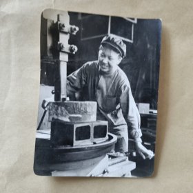 60年代黑白照片，机械加工女工人【23】