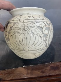 磁州窑白釉刻花罐