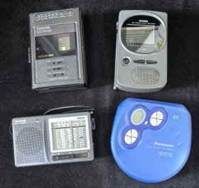 怀旧经典老物件：《随身听、CD机、掌上电视、收音机》4件合售