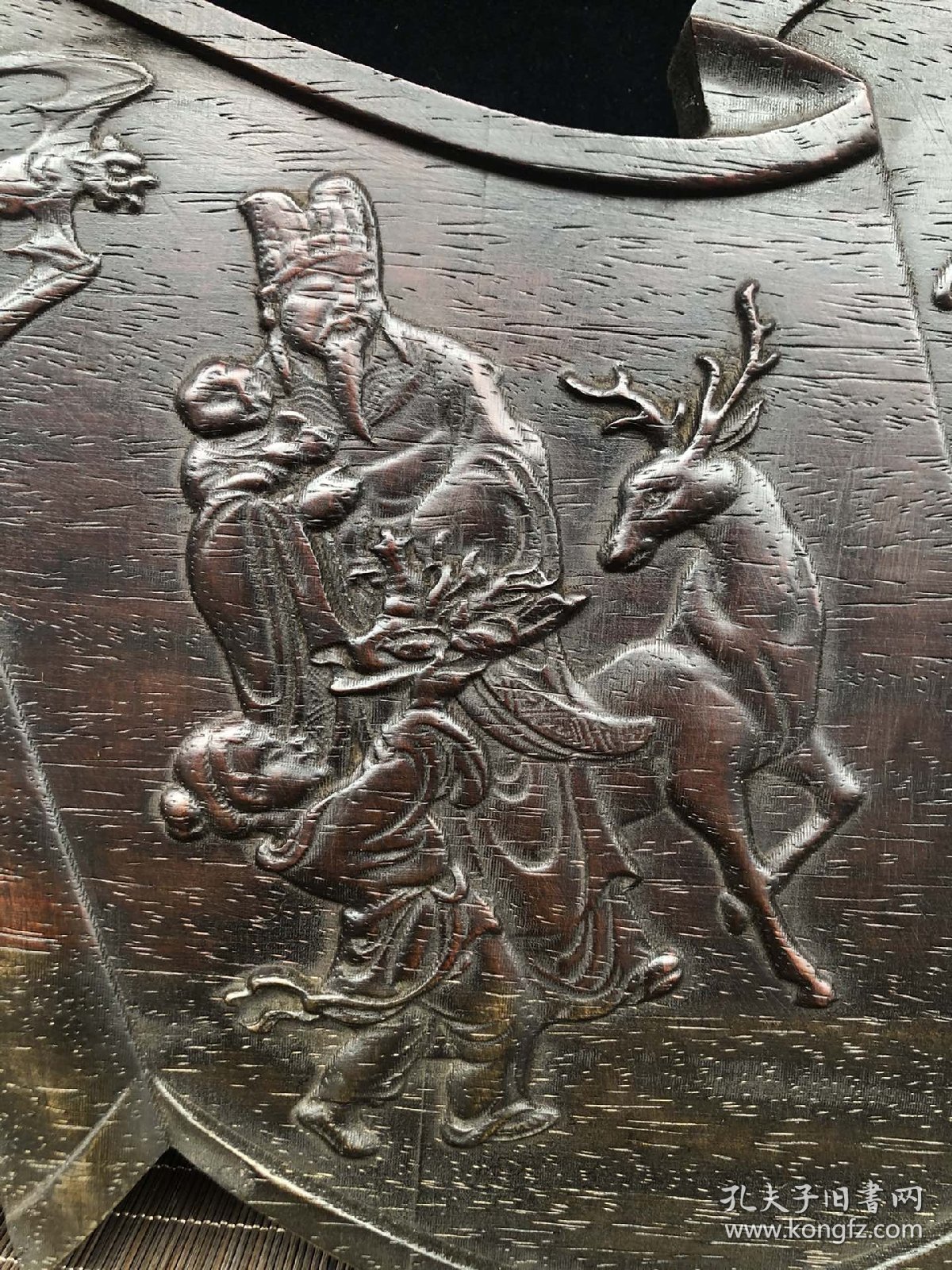 整板雕刻挂匾，雕刻福禄寿三星，画卷造型，别致大方，雕工细腻，温馨大气，尺寸70*28*2.5，