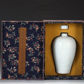 瓷梅瓶：旧藏 湖田窑影青剔刻卷草纹带盖大梅瓶 尺寸：高32.5公分 口径5公分 肚径20公分