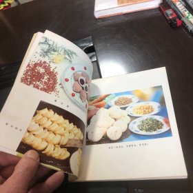 中国小吃 上海风味（80年代老菜谱）一版一印（由上海饮食服务公司组织烹饪技师和特级厨师编写，上海传统风味小吃是一类上海地方小吃，在南宋时即有记载，制作渐趋精美，在清时随着上海商业日益繁荣，应时适令的各类米、面类小吃品种更为丰富。上海城隍庙美食街一带，甚至可称得上是小吃的王国，绿波廊的特色点心、松月楼的素菜包、松云楼的八宝饭、南翔小笼、宁波汤团和酒酿圆子等，都是游上海不可错过的美味小点。）