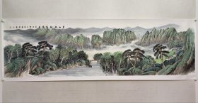 当代山水画名家，哈尔滨美协副主席，郭长安《碧山绿树满溪春》八尺对开山水画佳作70×247.5cm，纸本托片，带作者合影。 郭长安，中国美术家协会会员，哈尔滨市美术家协会副主席。作品多次参加全国、黑龙江省、哈尔滨市美展以及韩国、英国、日本、美国、中国香港等国家和地区美术作品展览。有数十幅作品在《人民日报》、《光明日报》、《环球导报》、《中国美术报》等发表和收藏。（保真书画）