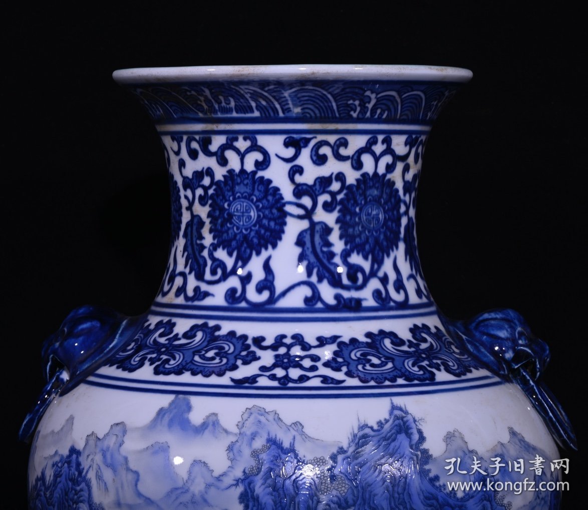 大清乾隆青花山水纹兽耳瓶，高33.3×23厘米