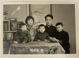 【老照片】1966年3月（文化革命前夕）一家五口合影留念（背景摆设非常讲究：精美书架、丰富图书、大型收音机？、花瓶插花、背后有大尺寸画、精美桌布等，个人判断是照相馆拍摄）— 很少见，很精致～