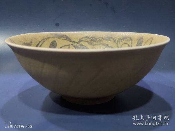 卖一老碗，口径16.5厘米，高8厘米，足径6.5厘米。AI说是宋代越窑褐彩莲花碗，品相完好无瑕疵，单色釉，画花自然流畅。经典收藏瓷器，喜欢的朋友可以联系我。